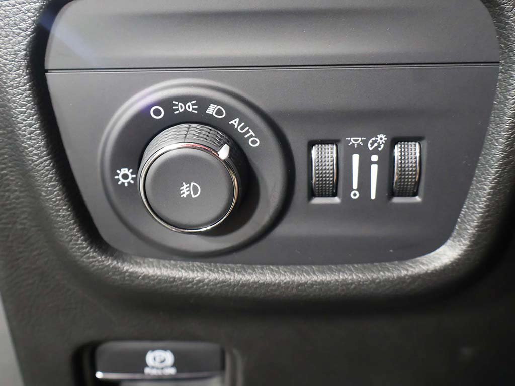 Used 2023 Jeep Grand Cherokee L Limited AWD/4WD image 38