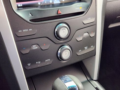 Used 2015 Ford Explorer XLT w/ Equipment Group 202A image 25