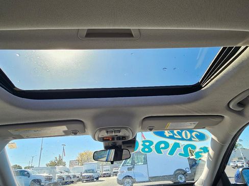 Used 2024 Chevrolet Trax LT w/ Sunroof Package image 11