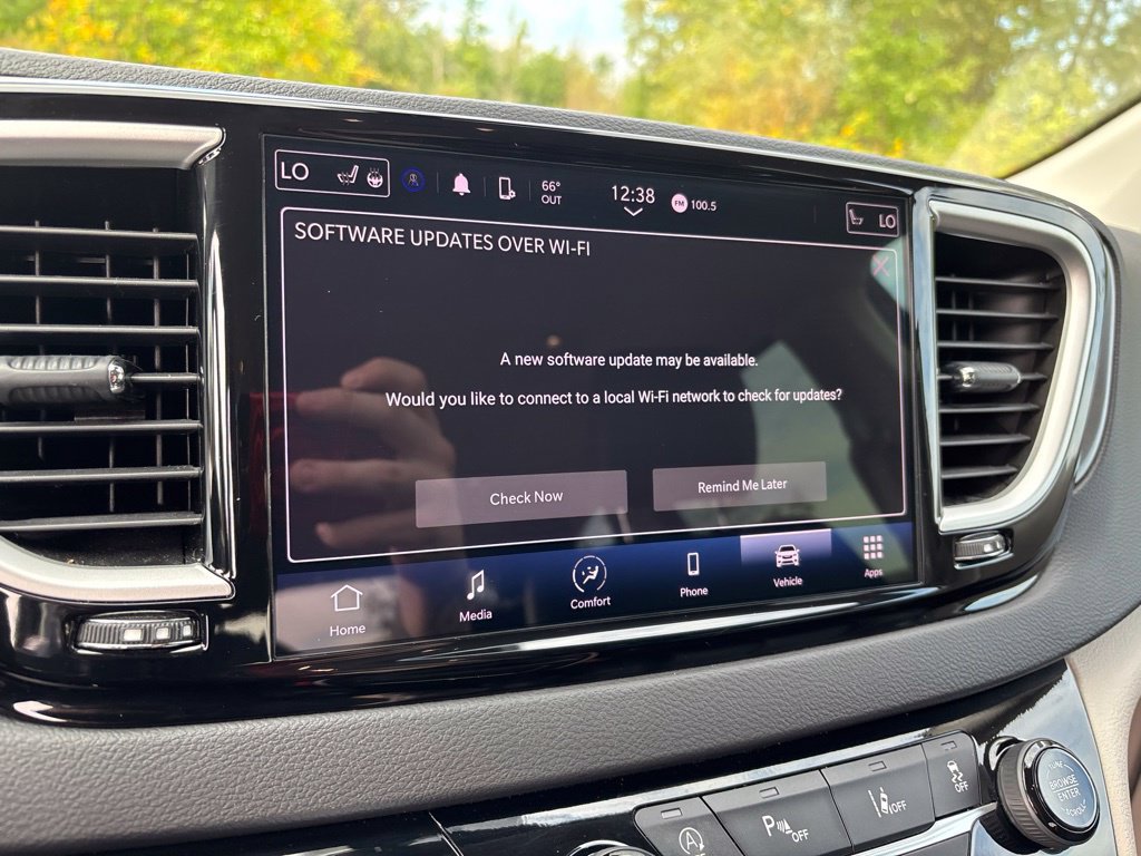 Used 2024 Chrysler Pacifica Touring-L FWD image 15