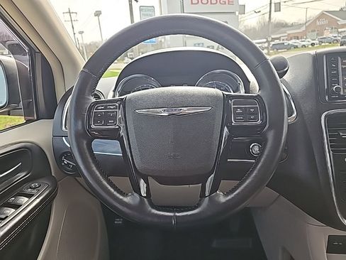 Used 2014 Chrysler Town & Country Touring-L image 20