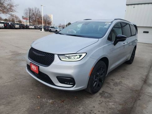 New 2026 Chrysler Pacifica Limited w/ S Appearance Package image 3