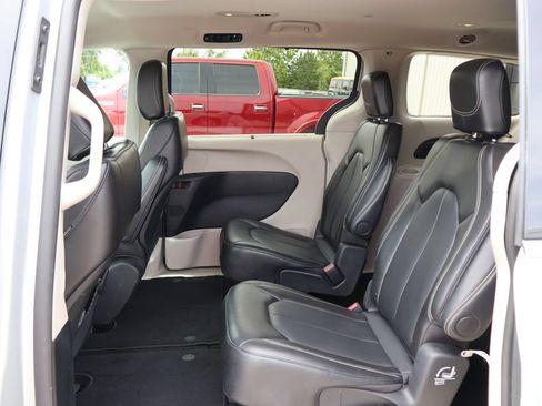 Used 2024 Chrysler Pacifica Touring-L FWD image 16