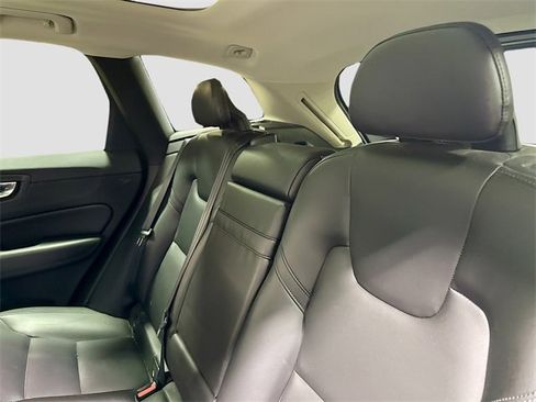 Used 2019 Volvo XC60 T5 Momentum w/ Premium Package image 27