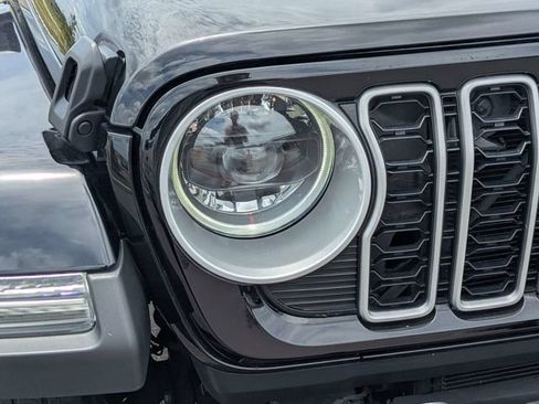 Used 2025 Jeep Wrangler Unlimited Sahara AWD/4WD image 9