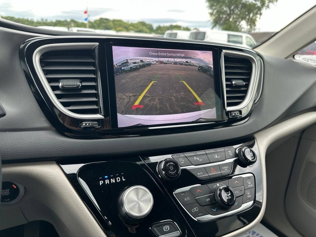 Used 2023 Chrysler Pacifica Touring-L FWD image 20