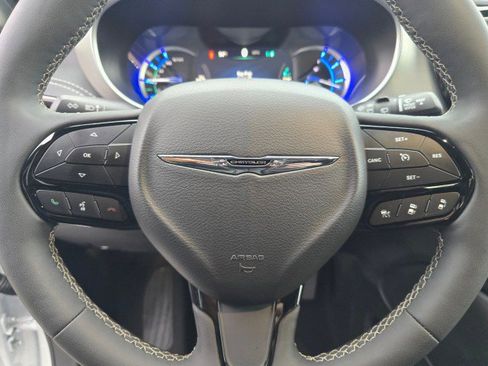 Used 2024 Chrysler Pacifica Premium image 29