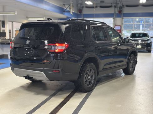 Used 2025 Honda Pilot TrailSport image 5