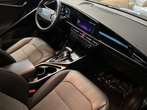 Certified 2023 Kia Niro EX image 22