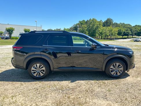 Used 2025 Nissan Pathfinder SV FWD image 4