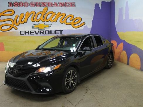 Used 2018 Toyota Camry SE FWD image 2