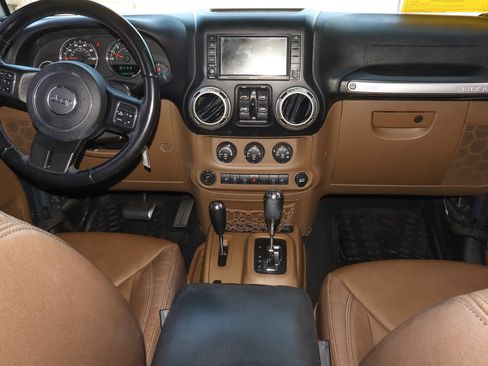 Used 2016 Jeep Wrangler Unlimited Sahara w/ Connectivity Group AWD/4WD image 10