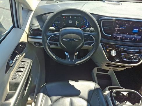 Used 2023 Chrysler Pacifica Touring-L FWD image 12