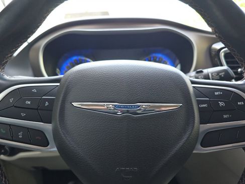 Used 2018 Chrysler Pacifica Touring-L FWD image 23