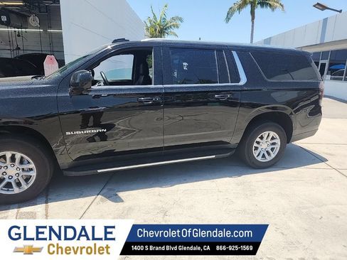 Certified 2025 Chevrolet Suburban LT RWD image 2