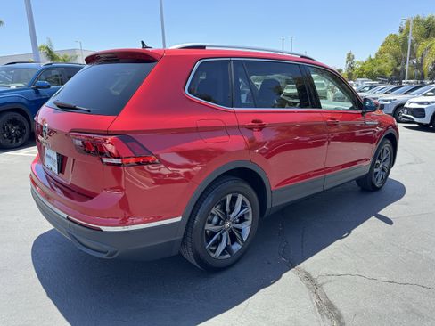 Certified 2023 Volkswagen Tiguan SE w/ Panoramic Sunroof Package FWD image 9