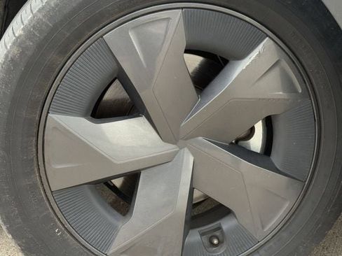 Used 2024 Toyota Prius LE image 9