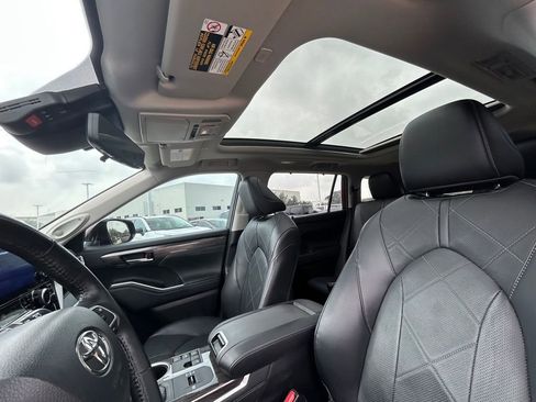 Used 2023 Toyota Highlander Platinum FWD image 12