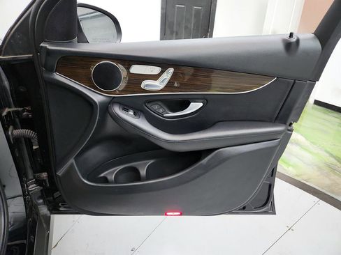 Used 2020 Mercedes-Benz GLC 300 4MATIC w/ Parking Assistance Package image 28