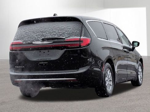 Used 2024 Chrysler Pacifica Touring-L image 5