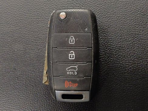 Used 2020 Kia Sorento LX FWD image 32