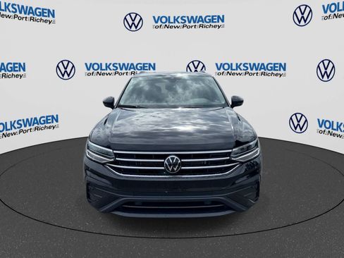 Used 2024 Volkswagen Tiguan SE w/ Panoramic Sunroof Package FWD image 17