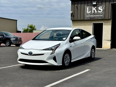 Used 2017 Toyota Prius Two FWD image 3