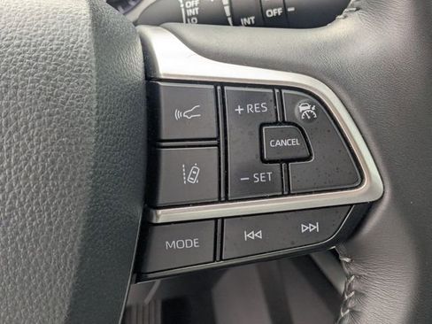 Used 2025 Toyota Highlander LE FWD image 18