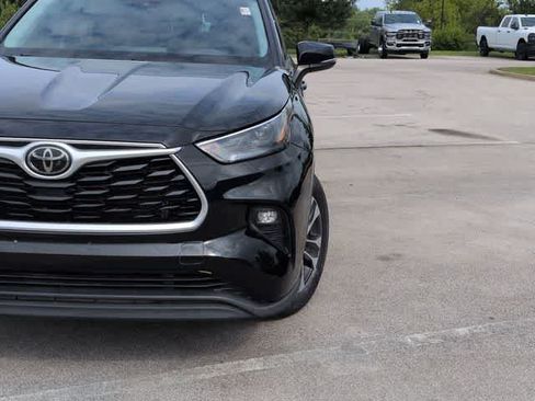 Used 2022 Toyota Highlander XLE FWD image 11