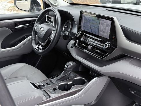 Certified 2022 Toyota Highlander Limited image 9
