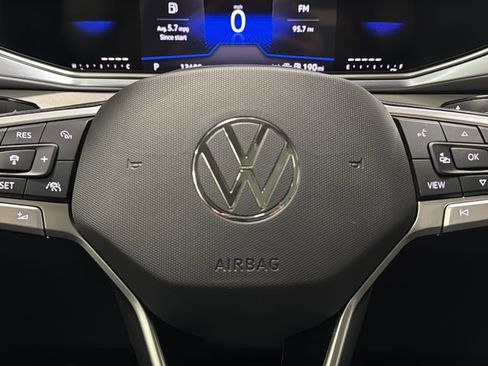 Used 2025 Volkswagen Taos SE w/ Panoramic Sunroof Package image 16