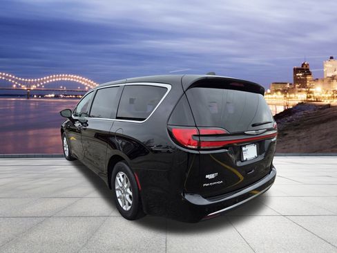 Certified 2024 Chrysler Pacifica Touring-L image 3