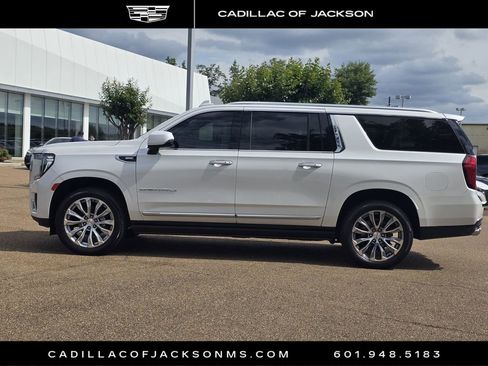 Used 2022 GMC Yukon XL Denali w/ Denali Ultimate Package AWD/4WD image 8