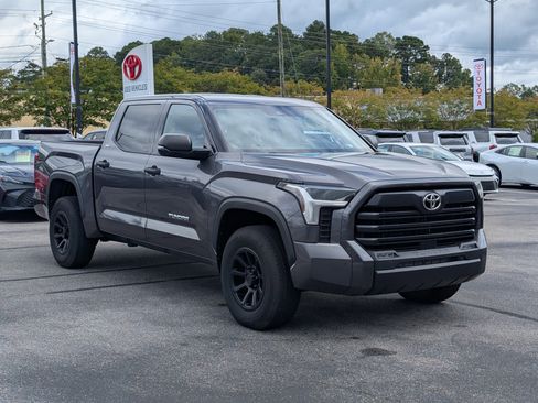 Used 2022 Toyota Tundra SR5 w/ SR5 Convenience Package image 7