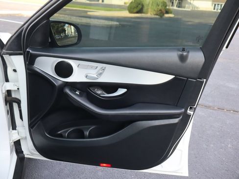 Used 2019 Mercedes-Benz GLC 300 4MATIC w/ Premium Package image 26