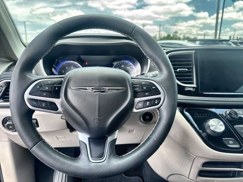 Used 2022 Chrysler Pacifica Touring-L FWD image 14