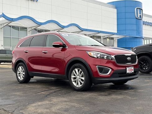 Used 2017 Kia Sorento LX w/ LX Convenience Package image 2