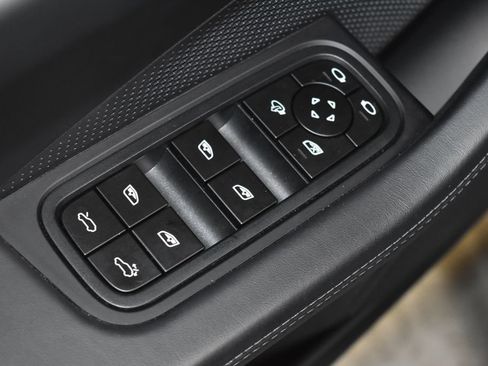 Used 2024 Porsche Macan 4 Electric image 8