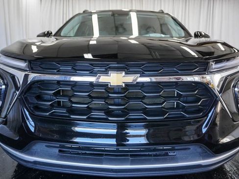 Used 2025 Chevrolet Trax LT image 3