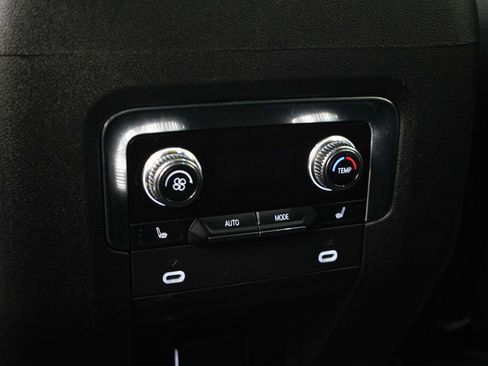 Used 2022 GMC Yukon XL SLT w/ SLT Luxury Package AWD/4WD image 18