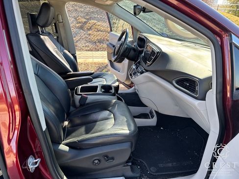 Used 2017 Chrysler Pacifica Touring-L Plus image 21