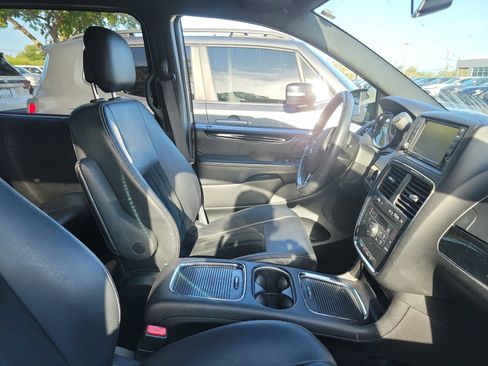 Used 2016 Dodge Grand Caravan SXT FWD image 9