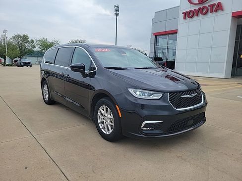 Used 2024 Chrysler Pacifica Touring-L FWD image 1