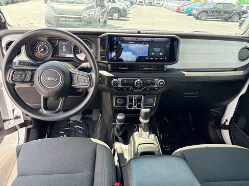 Used 2025 Jeep Gladiator Sport AWD/4WD image 14