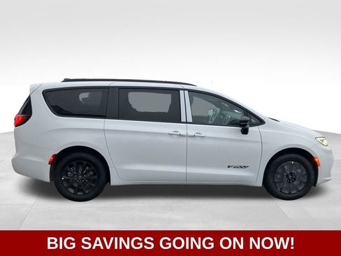 New 2026 Chrysler Pacifica Select image 10