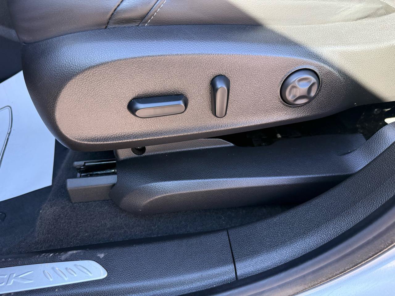 Used 2019 Buick Envision Essence FWD image 13