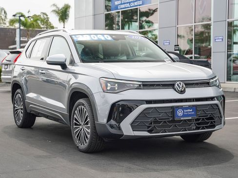 Certified 2025 Volkswagen Taos SE image 5