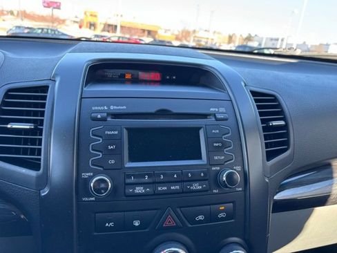 Used 2011 Kia Sorento LX w/ Convenience Pkg image 16