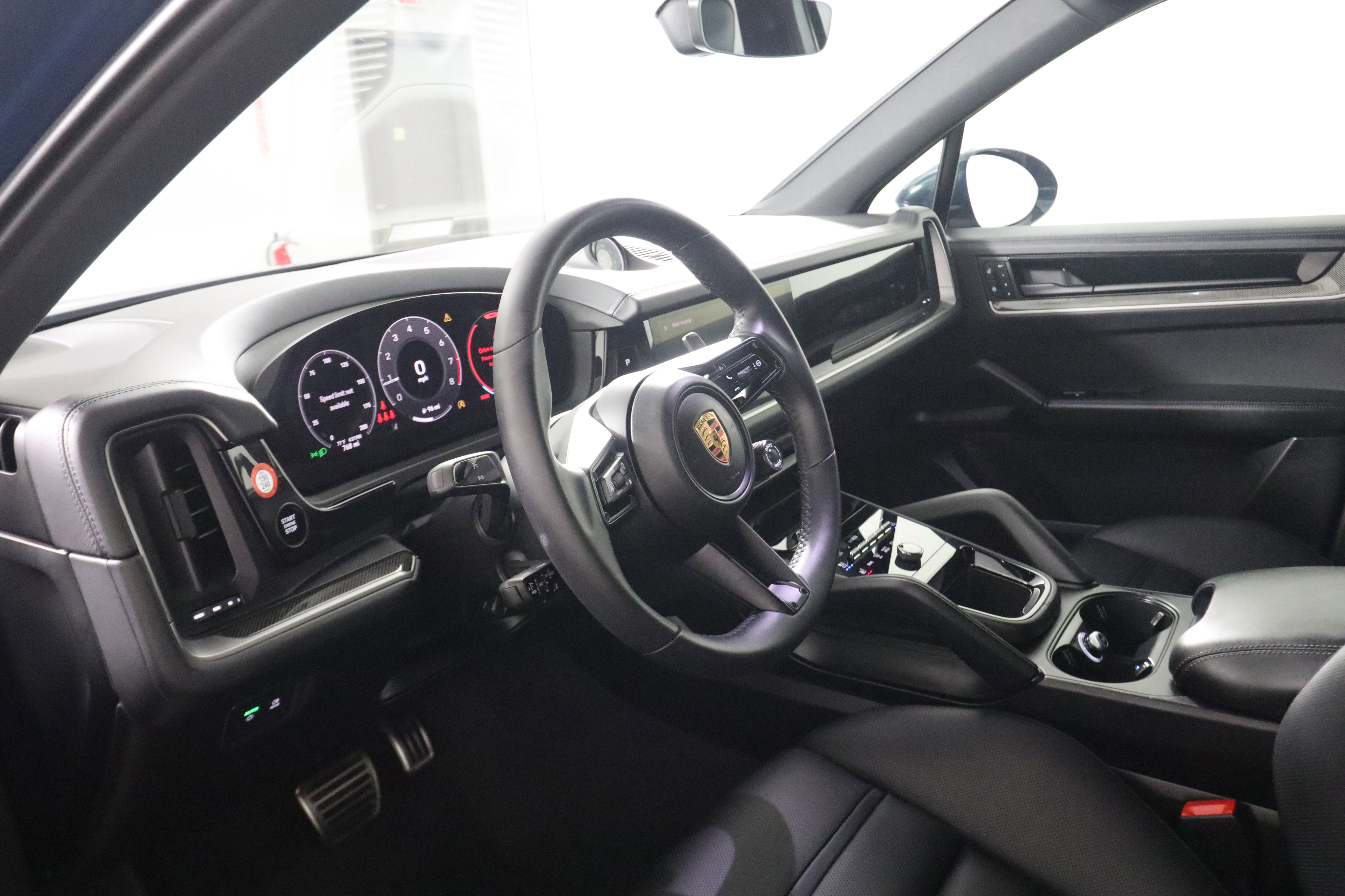Used 2025 Porsche Cayenne S AWD/4WD image 4