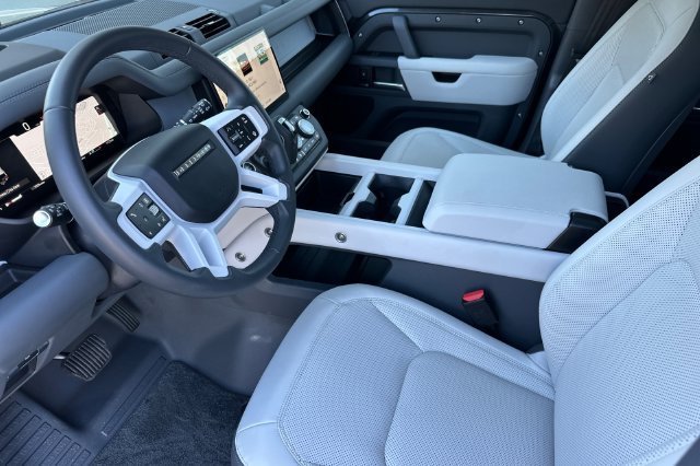 Certified 2025 Land Rover Defender 130 X-Dynamic SE AWD/4WD image 9